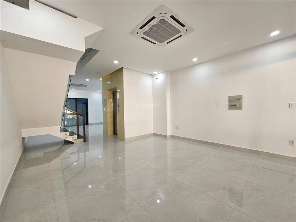 Cho thuê tầng trệt 5x20m đường thông thoáng nhà có lối thông hành, thang máy, 02 máy lạnh âm trần