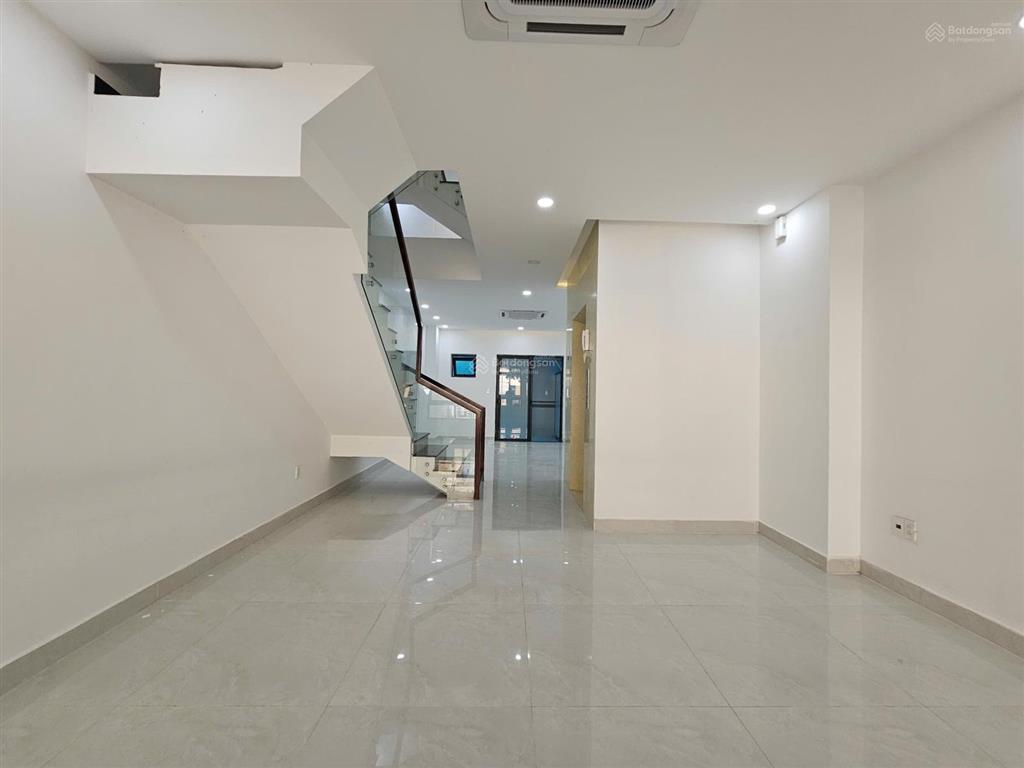 Cho thuê tầng trệt 5x20m đường thông thoáng nhà có lối thông hành, thang máy, 02 máy lạnh âm trần