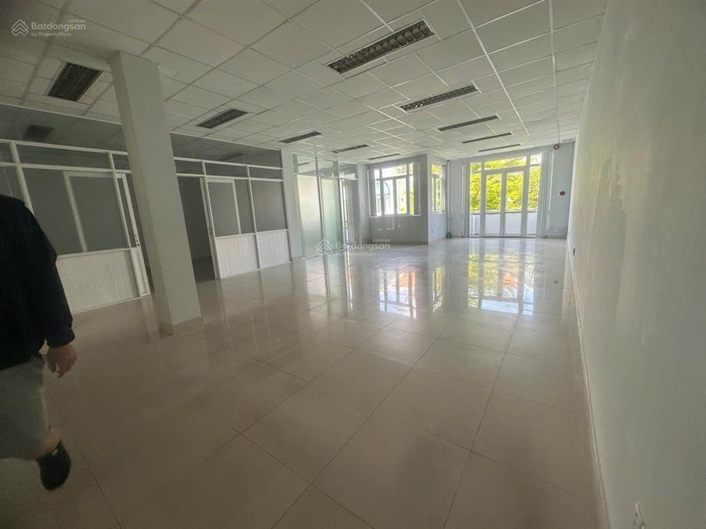 Cho thuê văn phòng dt từ 90130m2 . giá chỉ từ 18tr 35tr/th khu him lam kênh tẻ. có bảo vệ 24/7.