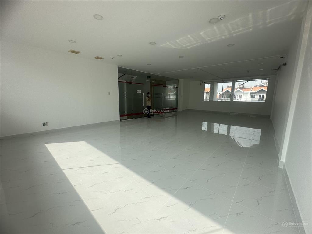 Cho thuê văn phòng dt từ 90130m2 . giá chỉ từ 18tr 35tr/th khu him lam kênh tẻ. có bảo vệ 24/7.