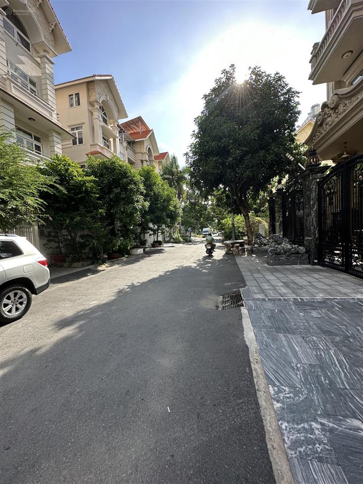 Cho thuê tòa nhà văn phòng tại khu đô thị him lam kênh tẻ. diện tích 10x20m. dt sử dụng 500m2