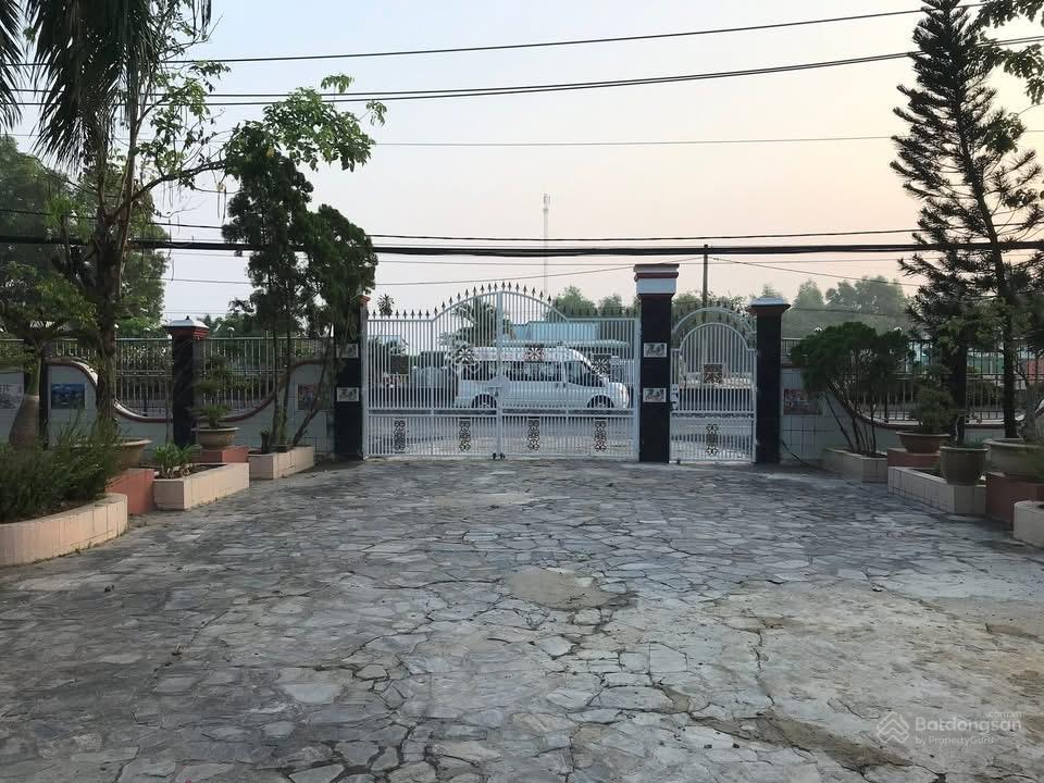 Bán biệt thự hai mặt tiền đường ql22 đặc biệt không bị lộ giới khu dân cư đông vị trí đẹp