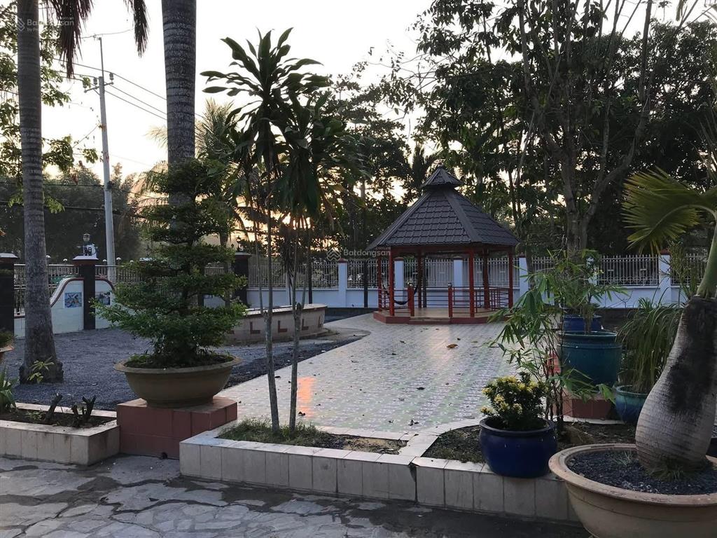 Bán biệt thự hai mặt tiền đường ql22 đặc biệt không bị lộ giới khu dân cư đông vị trí đẹp