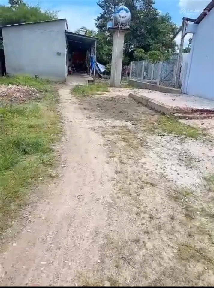 Bán lô đất 813,8m2 có 450m2 đất ở đô thị vị trí đẹp gần chợ, trường học, trung tâm hành chính, kcn
