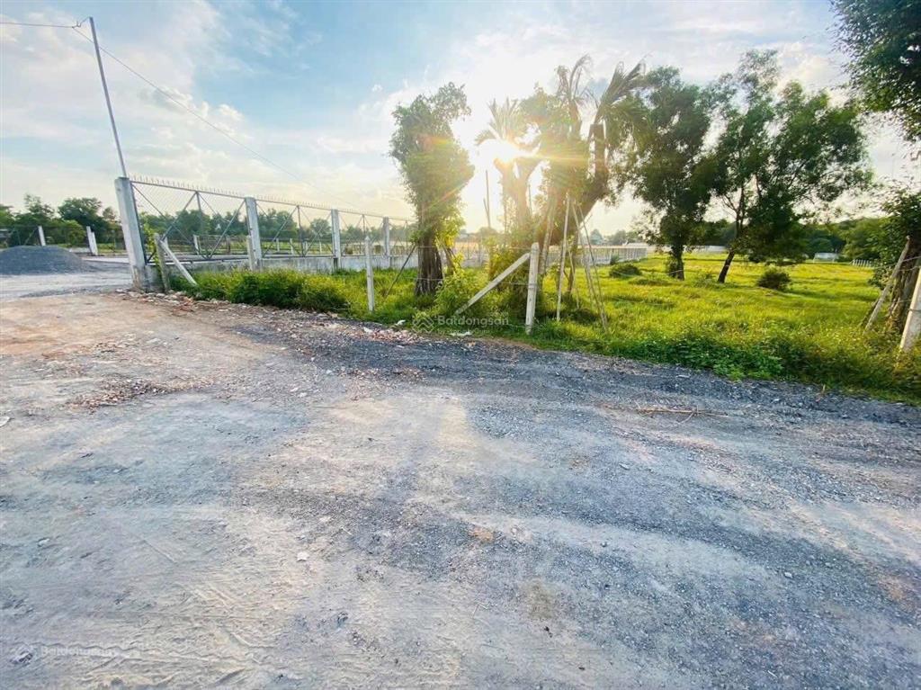 Bán lô đất 4000 m có 300 m thổ cư đường lớn gần trường dạy lái xe, quy hoạch khu dân cư, giá cực rẻ