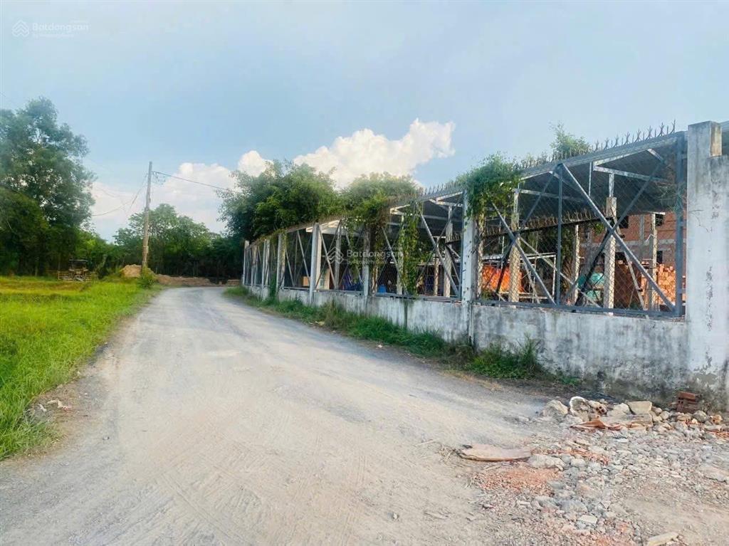 Bán lô đất 4000 m có 300 m thổ cư đường lớn gần trường dạy lái xe, quy hoạch khu dân cư, giá cực rẻ