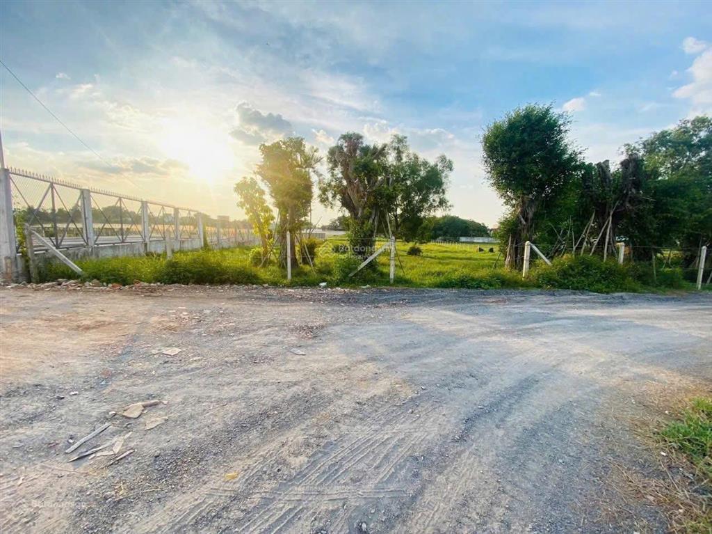 Bán lô đất 4000 m có 300 m thổ cư đường lớn gần trường dạy lái xe, quy hoạch khu dân cư, giá cực rẻ