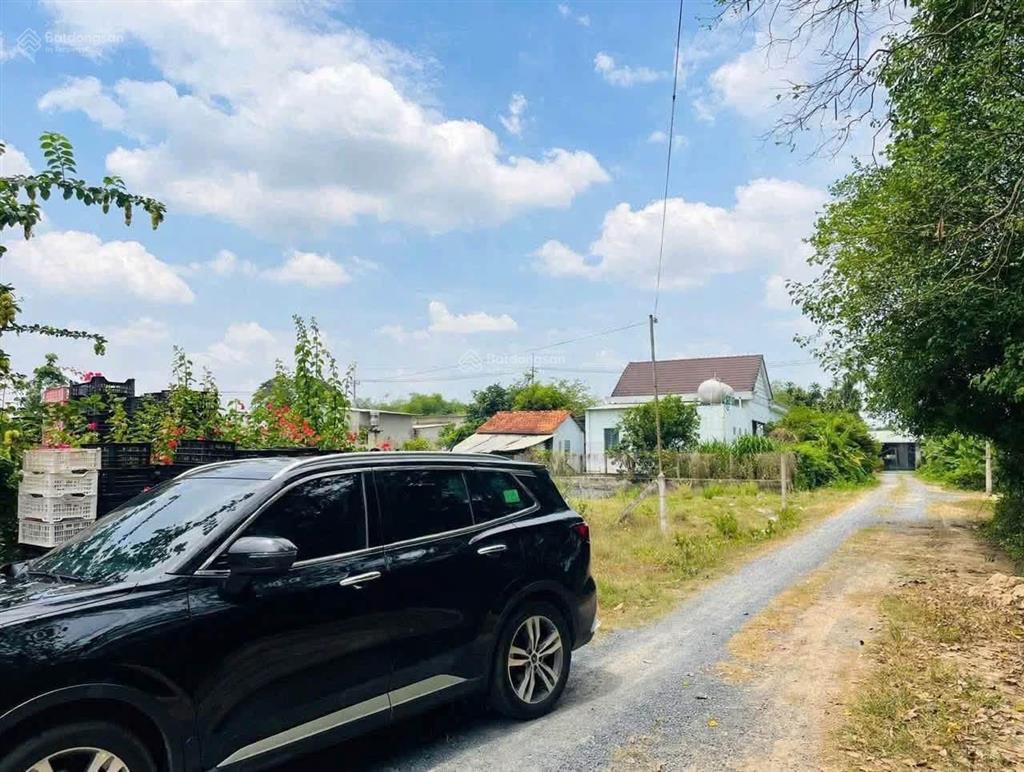 Bán nhà vườn 1036 m2 full thổ cư giá cực rẻ có sẵn nhà cấp 4 khu dân cư đông đường xe tải