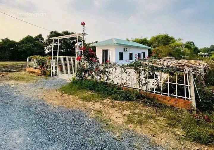 Bán nhà vườn 1036 m2 full thổ cư giá cực rẻ có sẵn nhà cấp 4 khu dân cư đông đường xe tải