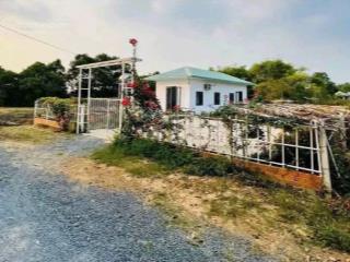 Bán nhà vườn 1036 m2 full thổ cư giá cực rẻ có sẵn nhà cấp 4 khu dân cư đông đường xe tải