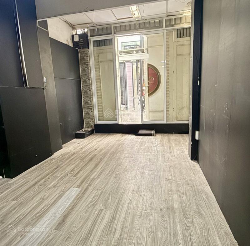 Gia đình rất cần tiền bán nhà lã xuân oai  4 tầng  hđt 30tr/th  giá 5.2 tỷ