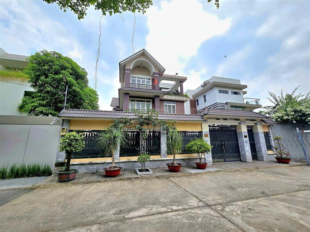 Bán nhà mt lê hữu kiều q2  dt 16 x 24m  kc 3 tầng  hđt 120tr/tháng  giá 51 tỷ