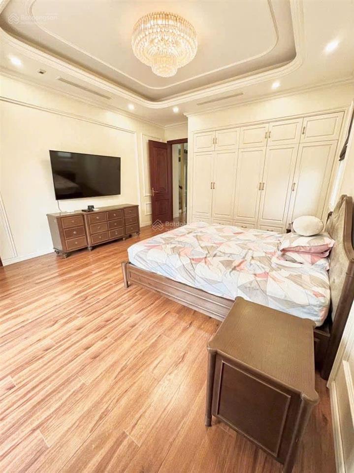 Cho thuê biệt thự đơn lập vinhomes riverside 300m2 full nội thất có thang máy  0903 257 ***