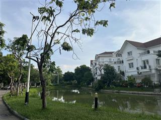 Cho thuê biệt thự đơn lập vinhomes riverside 300m2 full nội thất có thang máy  0903 257 ***