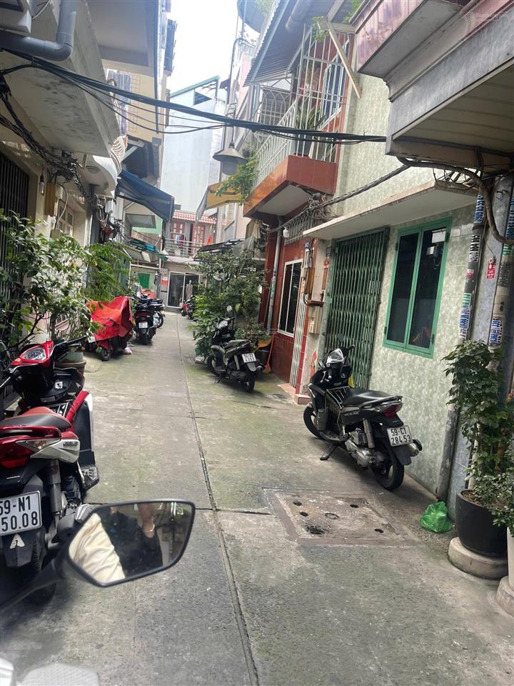 Bán nhà quận 1 đường xe hơi vào được