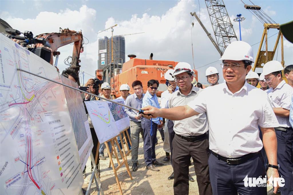 Khách sạn 5 tầng mặt tiền 12m  sát vành đai 2