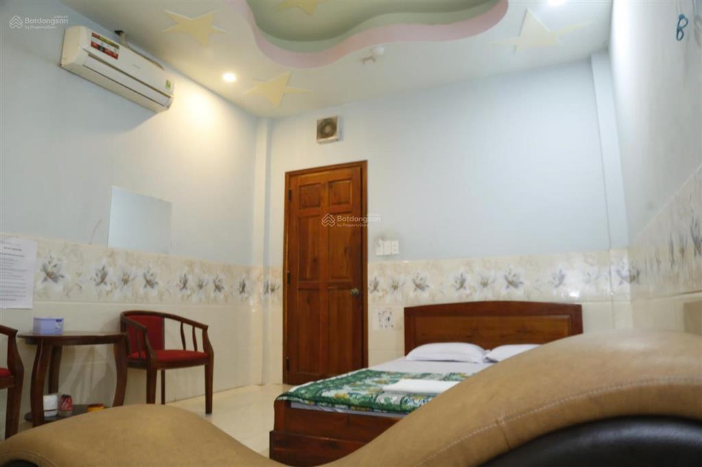 Khách sạn 5 tầng mặt tiền 12m  sát vành đai 2