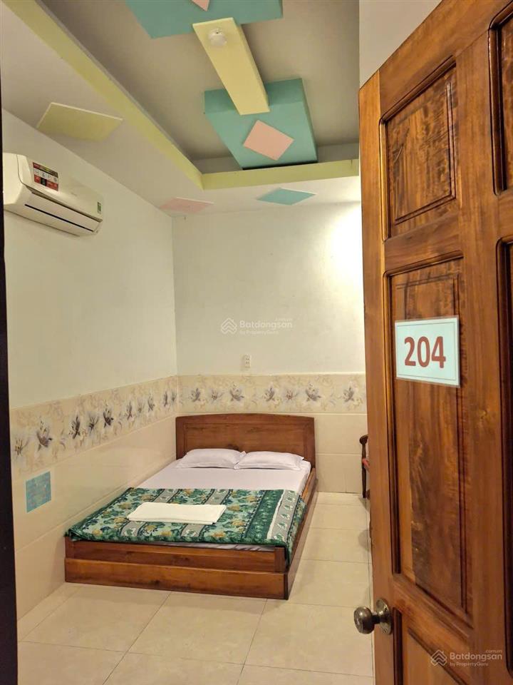 Khách sạn 5 tầng mặt tiền 12m  sát vành đai 2