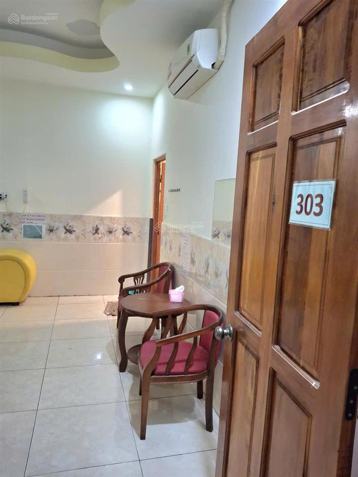 Khách sạn 5 tầng mặt tiền 12m  sát vành đai 2