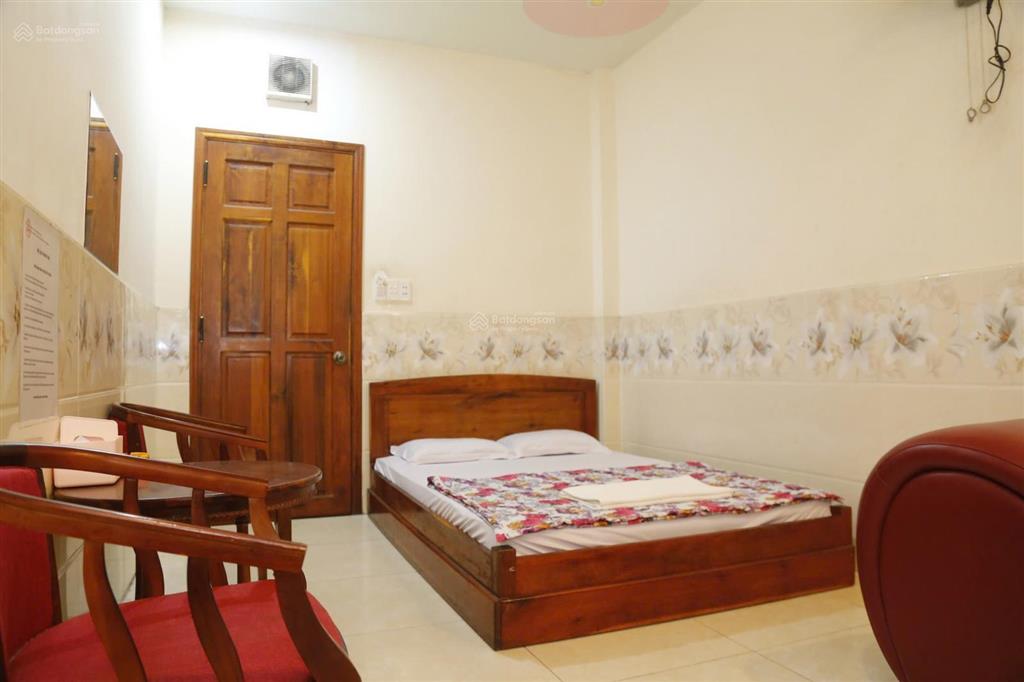 Khách sạn 5 tầng mặt tiền 12m  sát vành đai 2