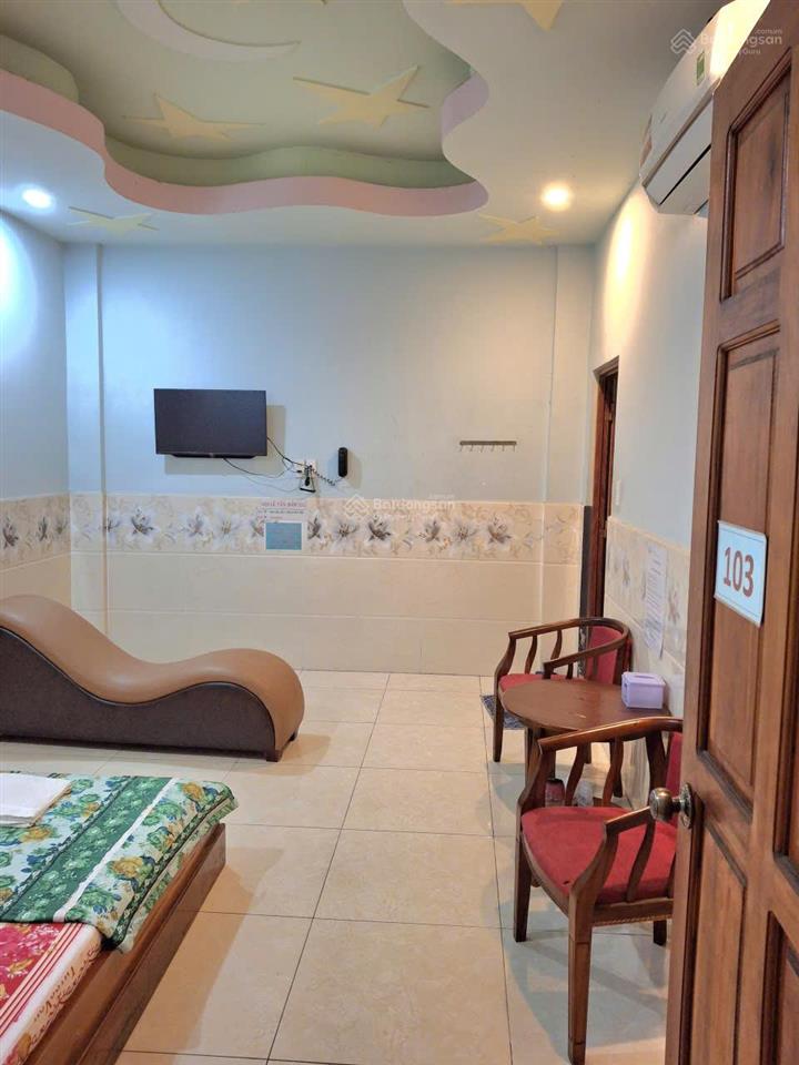 Khách sạn 5 tầng mặt tiền 12m  sát vành đai 2