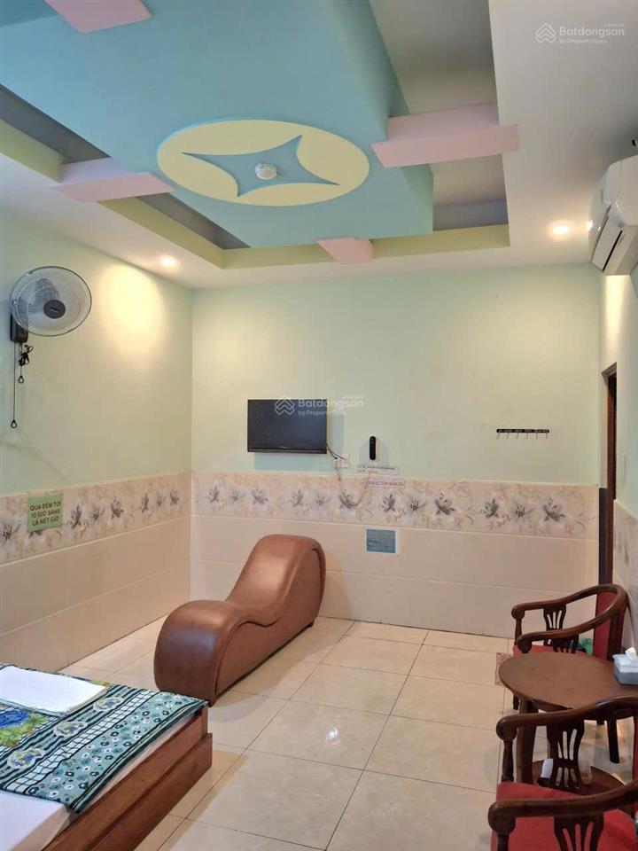 Khách sạn 5 tầng mặt tiền 12m  sát vành đai 2