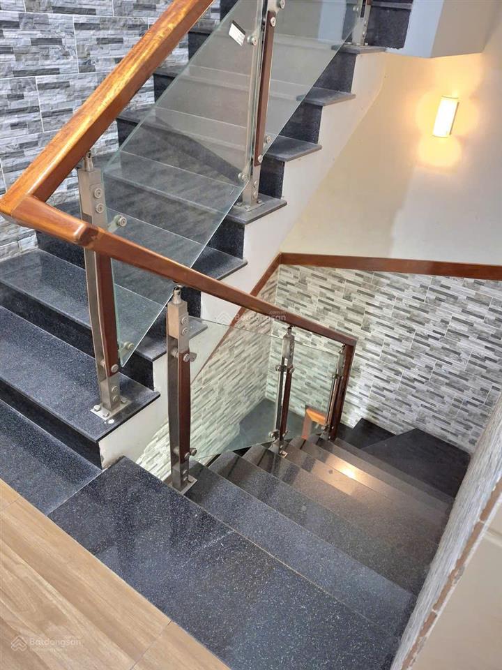 Khách sạn 5 tầng mặt tiền 12m  sát vành đai 2