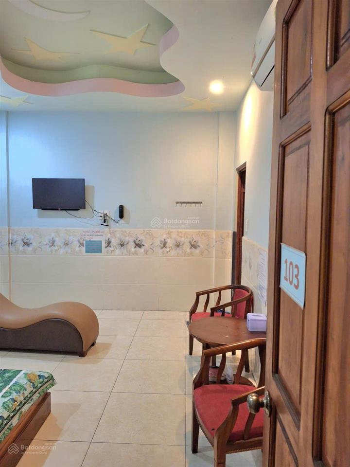 Khách sạn 5 tầng mặt tiền 12m  sát vành đai 2