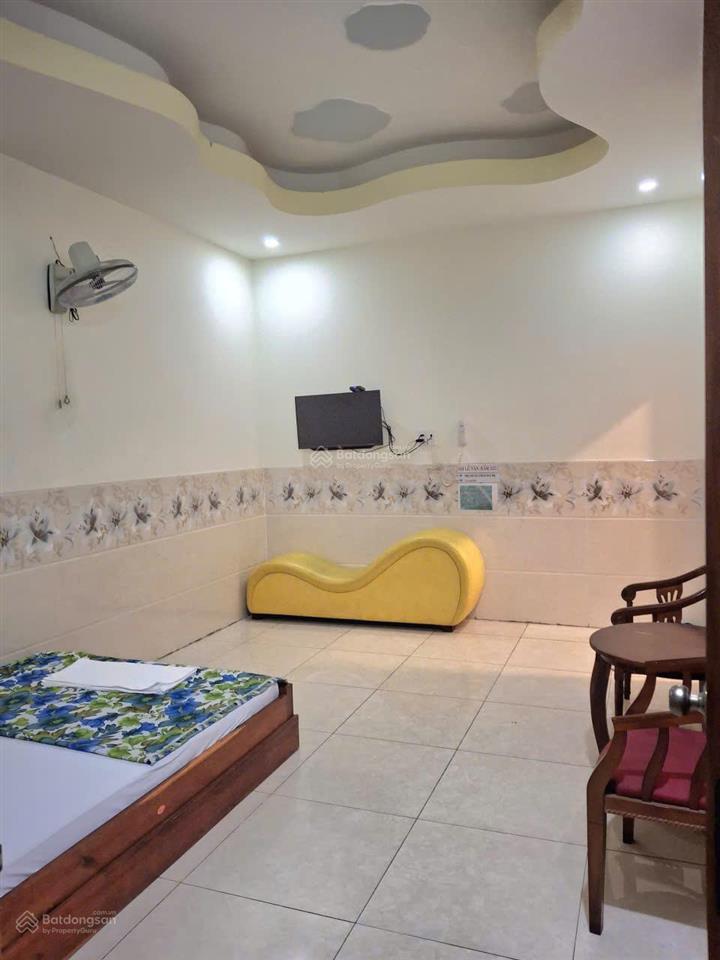 Khách sạn 5 tầng mặt tiền 12m  sát vành đai 2