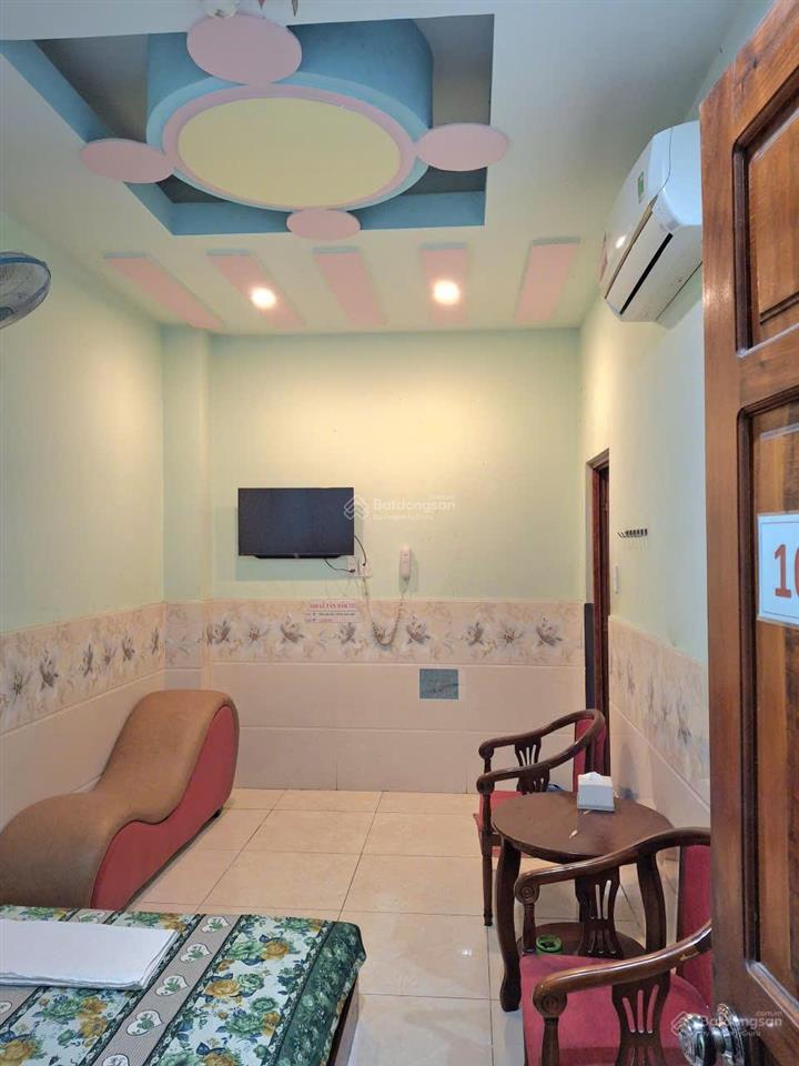 Khách sạn 5 tầng mặt tiền 12m  sát vành đai 2