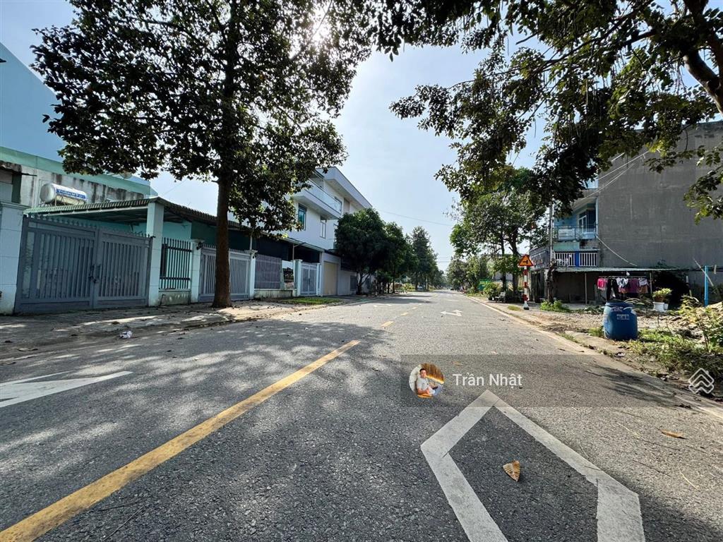Cần bán gấp lô đất đối diện công viên rất đẹp, giá ngộp tại trung tâm tp mới bình dương