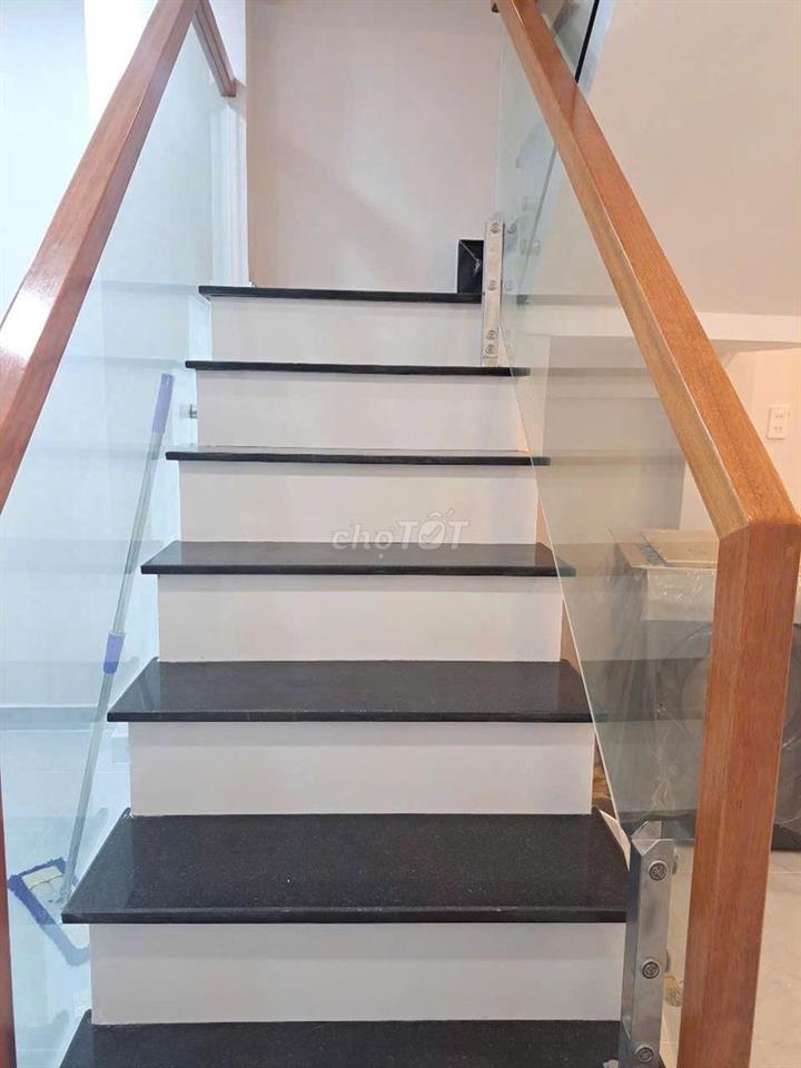 Cho thuê nhà nguyên căn Q10, mới xây, đẹp sạch sẻ: giá 17tr/1 tháng. 
