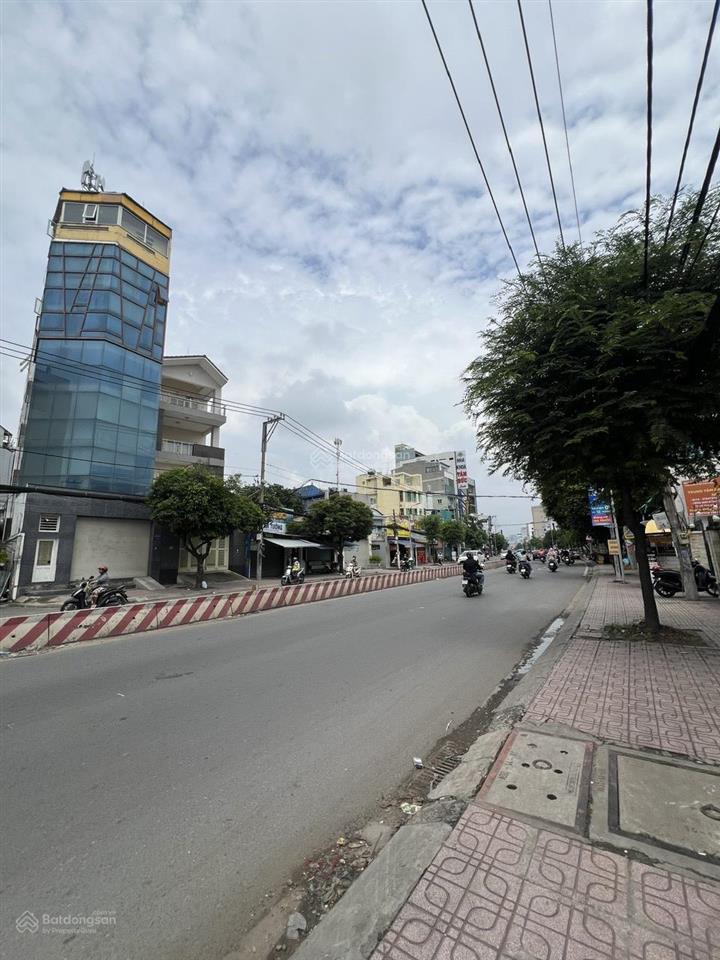 Cho thuê nhà phố mặt tiền huỳnh tấn phát, mặt tiền rộng, gần trường học, kinh doanh sầm uất.