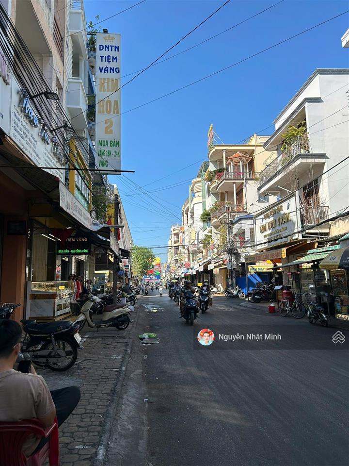 Bán nhà sát chợ phan thiết  mặt tiền nguyễn huệ  nở hậu