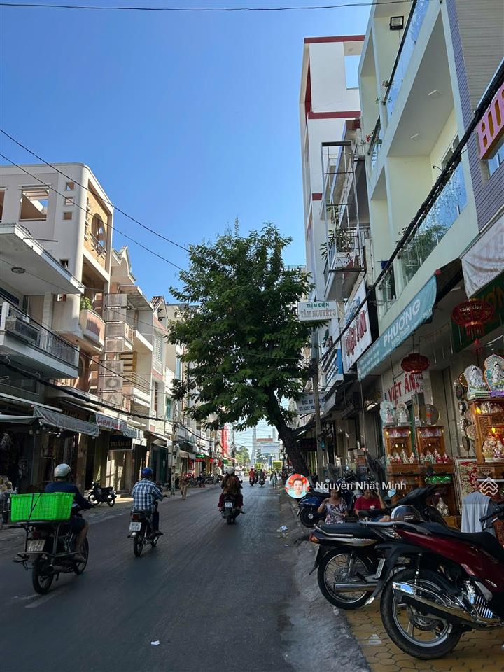 Bán nhà sát chợ phan thiết  mặt tiền nguyễn huệ  nở hậu