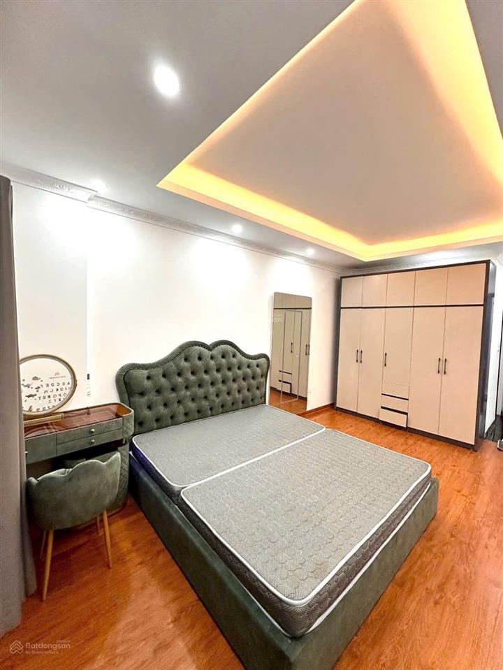 Bán nhà cổ linh long biên 32m 5tầng full đồ ngõ 2,6m sân cổng để xe giá 6,7 tỷ ctl. ảnh thật
