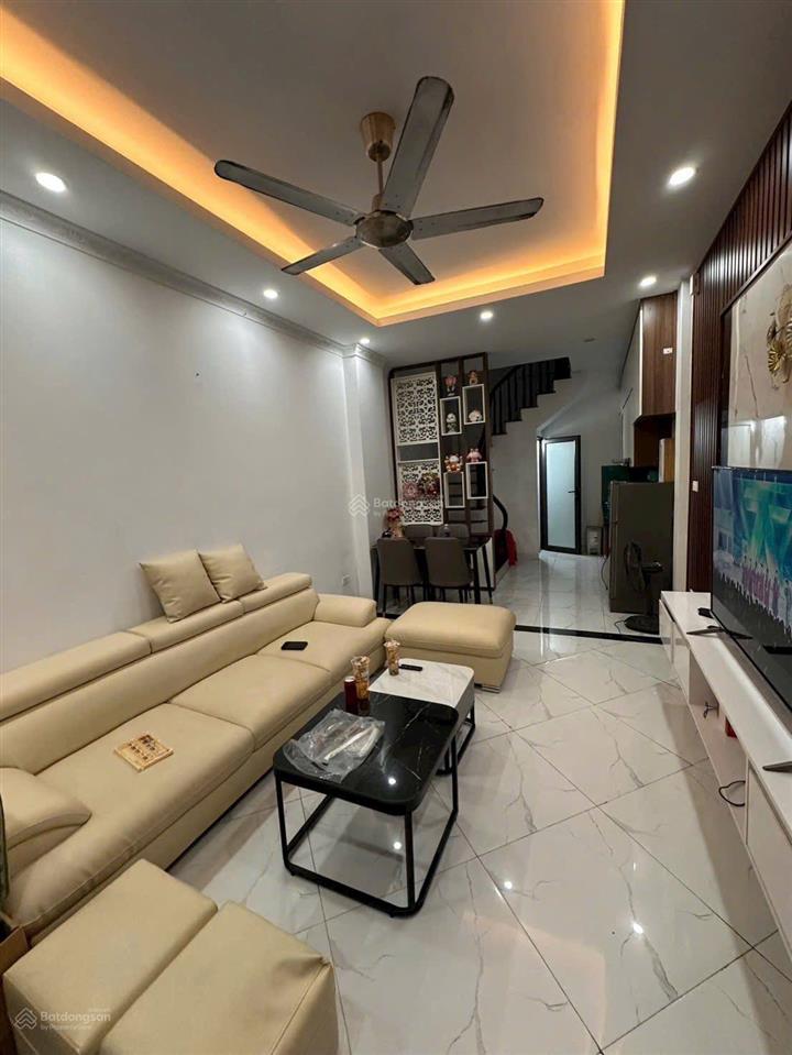 Bán nhà cổ linh long biên 32m 5tầng full đồ ngõ 2,6m sân cổng để xe giá 6,7 tỷ ctl. ảnh thật