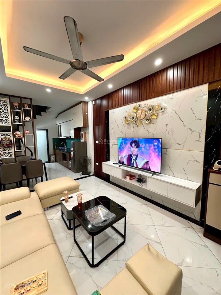 Bán nhà cổ linh long biên 32m 5tầng full đồ ngõ 2,6m sân cổng để xe giá 6,7 tỷ ctl. ảnh thật