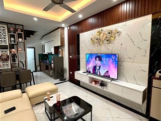 Bán nhà cổ linh long biên 32m 5tầng full đồ ngõ 2,6m sân cổng để xe giá 6,7 tỷ ctl. ảnh thật