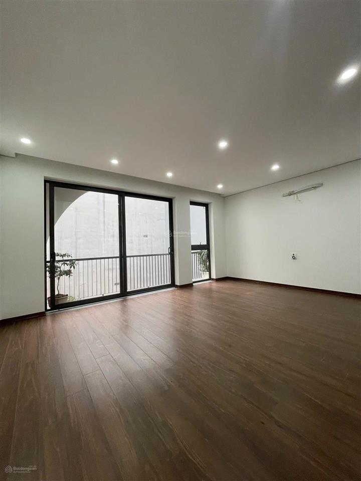 Bán nhà cổ linhthạch bàn long biên 50m 6t thang máy 7 chỗ vào nhà đi thông. bán nhanh 10,5 tỷ ctl