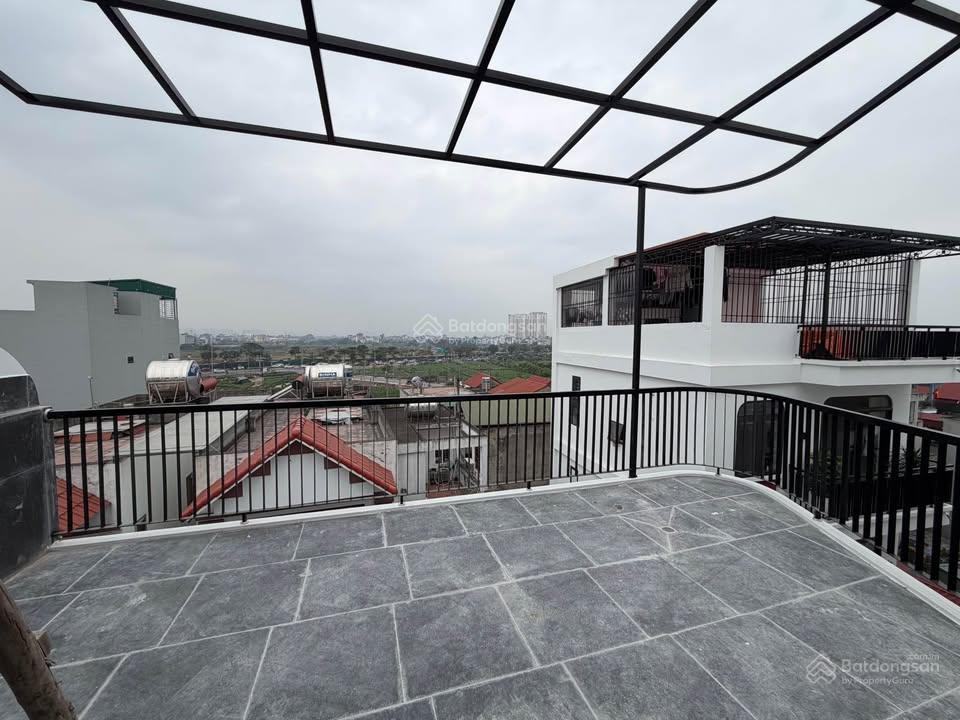 Bán nhà cổ linhthạch bàn long biên 50m 6t thang máy 7 chỗ vào nhà đi thông. bán nhanh 10,5 tỷ ctl