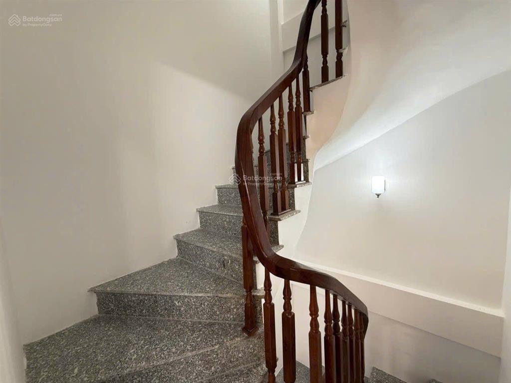 Bán nhà long biên bát khối 31m2 5tầng mới 5,95tỷ ctl sổ đất đẹp k lỗi k quy hoạch, oto cách 1 nhà