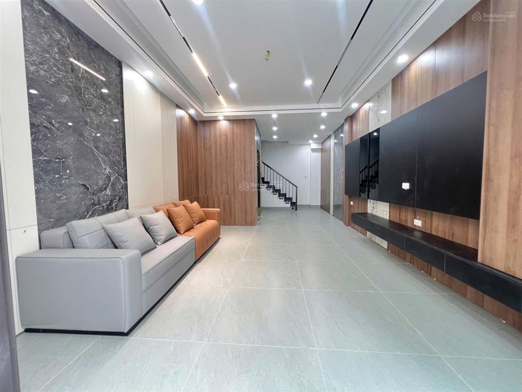 Bán nhà thạch bàn long biên, sân nhà 70m2, thang máy, ô tô đi thông, chỉ 8.6 tỷ tl