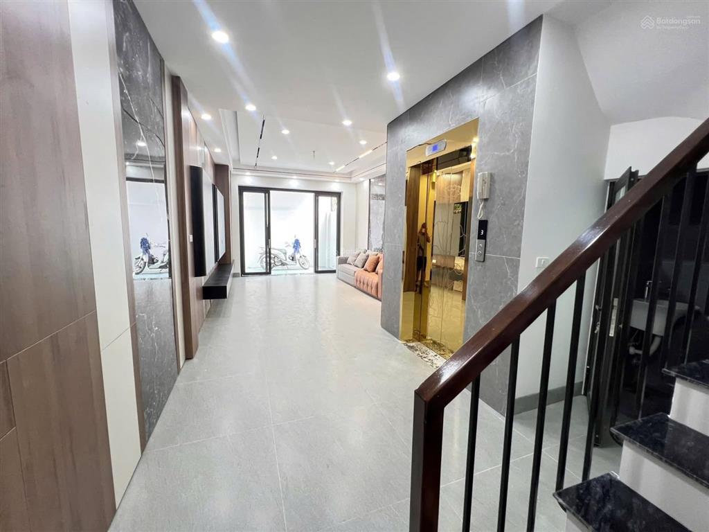 Bán nhà thạch bàn long biên, sân nhà 70m2, thang máy, ô tô đi thông, chỉ 8.6 tỷ tl