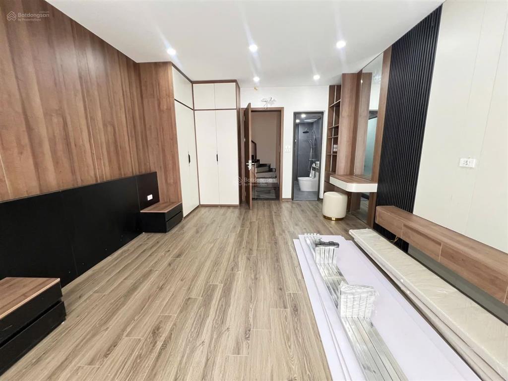 Bán nhà thạch bàn long biên, sân nhà 70m2, thang máy, ô tô đi thông, chỉ 8.6 tỷ tl