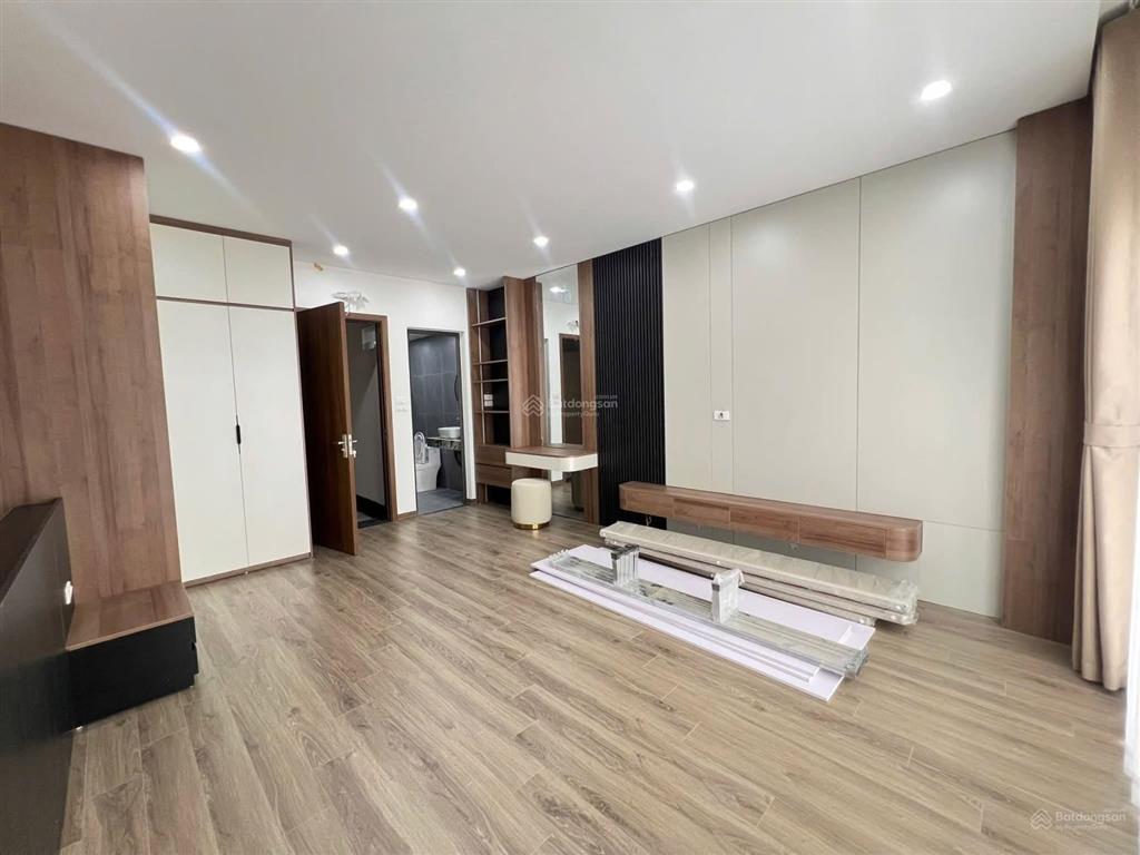 Bán nhà thạch bàn long biên, sân nhà 70m2, thang máy, ô tô đi thông, chỉ 8.6 tỷ tl