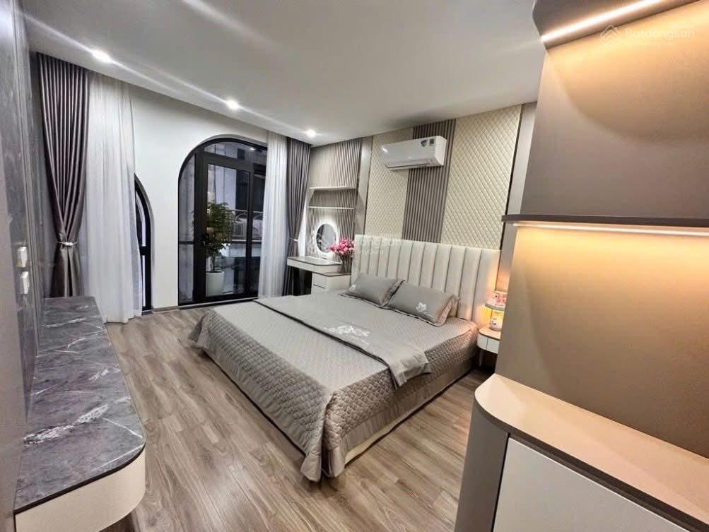Bán nhà cạnh trường c2 thạch bàn  ngã tư cổ linh 40m 6t thang máy, gara ô tô ~ 10 tỷ tl sâu