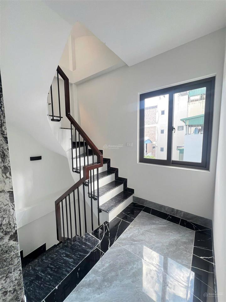 Bán nhà phường long biên sổ đủ 83,5m2 xây 6 tầng thang máy ô tô vào. bán gấp 10,6 tỷ còn tl sâu