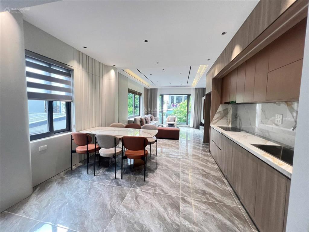 Bán nhà phường long biên sổ đủ 83,5m2 xây 6 tầng thang máy ô tô vào. bán gấp 10,6 tỷ còn tl sâu