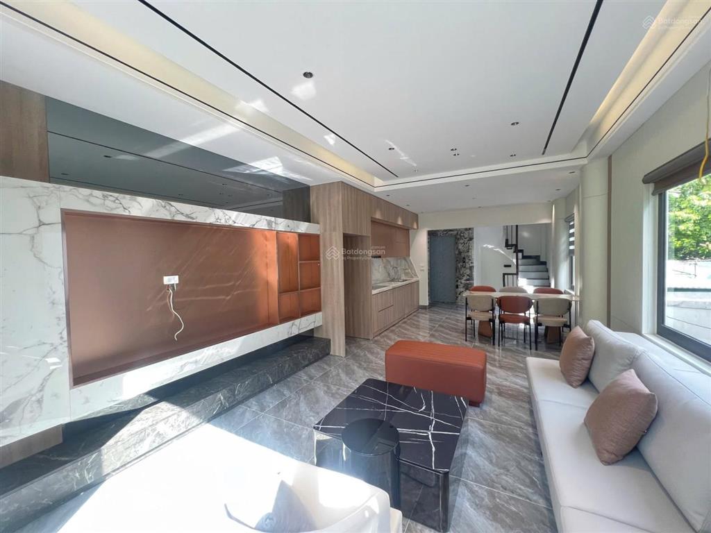 Bán nhà phường long biên sổ đủ 83,5m2 xây 6 tầng thang máy ô tô vào. bán gấp 10,6 tỷ còn tl sâu